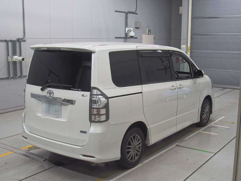 2010 Toyota Noah ZRR70W[1]