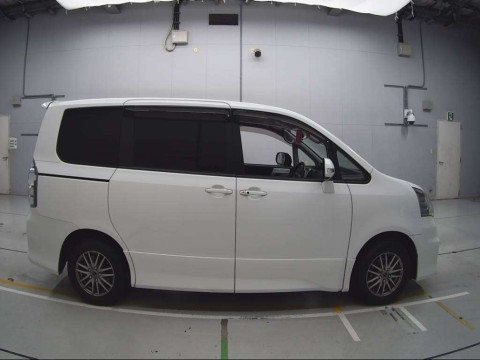 2010 Toyota Noah ZRR70W[2]