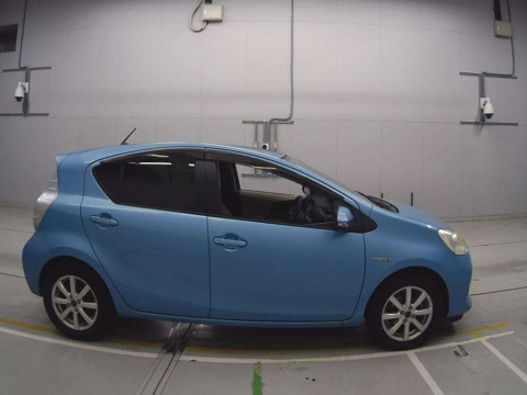 2012 Toyota Aqua NHP10[2]