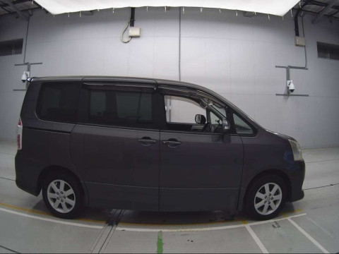 2008 Toyota Noah ZRR70W[2]