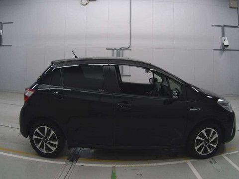 2017 Toyota Vitz NHP130[2]