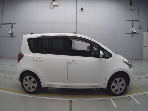 2009 Toyota Ractis SCP100[2]