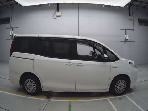 2014 Toyota Noah ZWR80G[2]