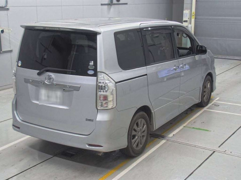 2011 Toyota Voxy ZRR70W[1]