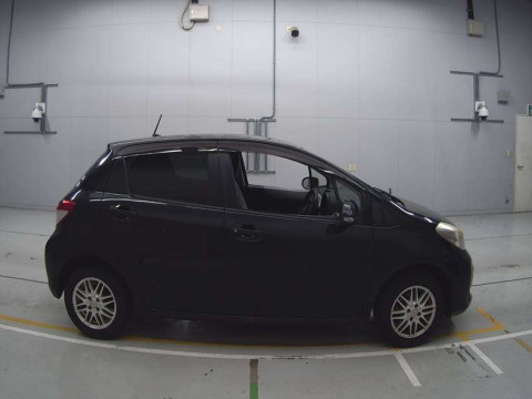 2011 Toyota Vitz NSP130[2]