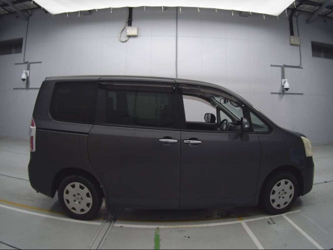 2009 Toyota Noah ZRR70G[2]