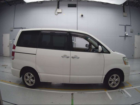 2006 Toyota Noah AZR60G[2]