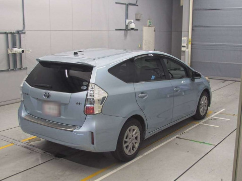 2011 Toyota Prius alpha ZVW41W[1]