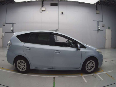 2011 Toyota Prius alpha ZVW41W[2]