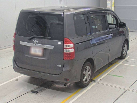 2011 Toyota Noah ZRR70G[1]