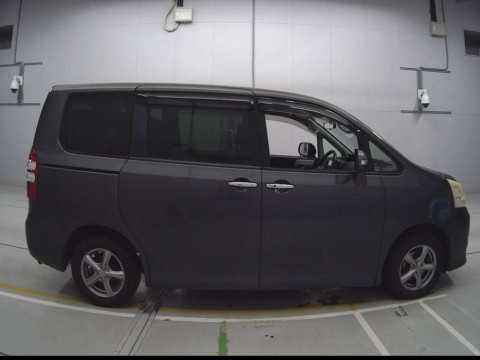 2011 Toyota Noah ZRR70G[2]