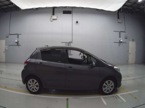 2013 Toyota Vitz NCP131[2]