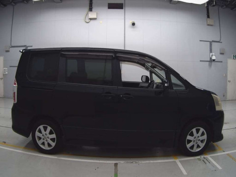 2009 Toyota Noah ZRR70W[2]