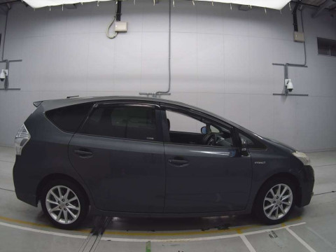 2012 Toyota Prius alpha ZVW40W[2]