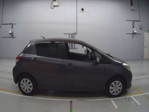 2013 Toyota Vitz NSP130[2]