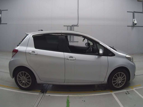 2013 Toyota Vitz NSP130[2]