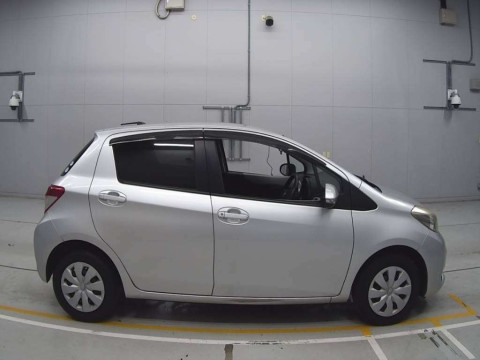 2011 Toyota Vitz KSP130[2]