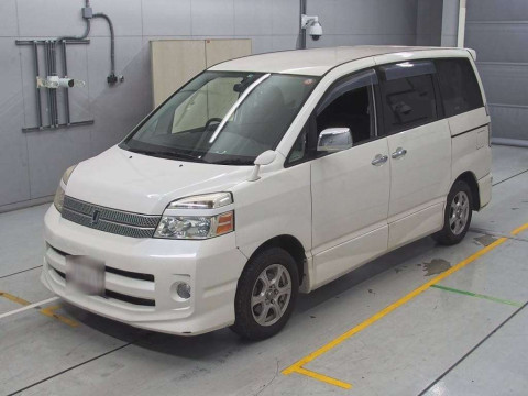 2005 Toyota Voxy AZR60G[0]