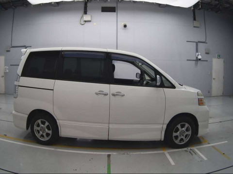 2005 Toyota Voxy AZR60G[2]