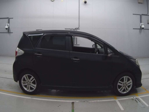 2011 Toyota Ractis NCP120[2]