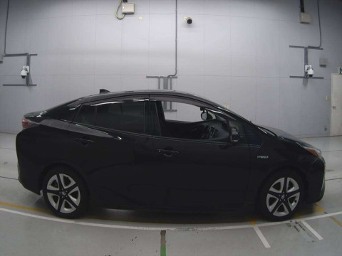 2017 Toyota Prius ZVW51[2]