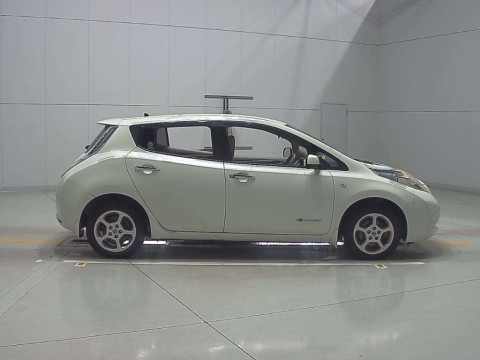 2011 Nissan Leaf ZE0[2]