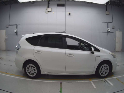 2012 Toyota Prius alpha ZVW41W[2]