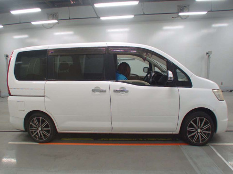 2009 Nissan Serena C25[2]