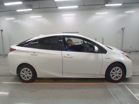 2017 Toyota Prius ZVW50[2]