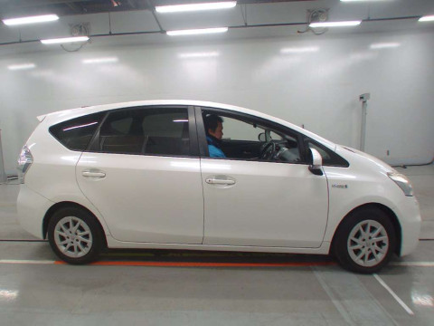 2012 Toyota Prius alpha ZVW41W[2]