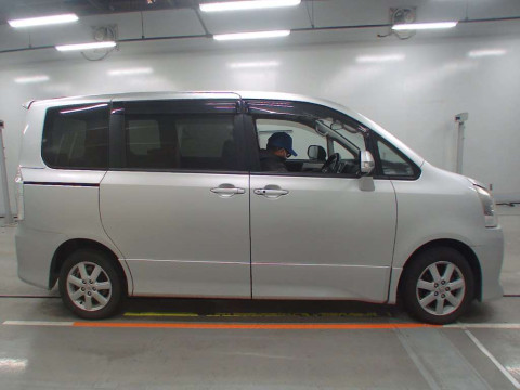 2009 Toyota Noah ZRR75W[2]