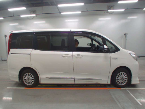 2016 Toyota Noah ZWR80G[2]