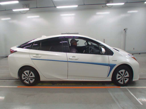 2016 Toyota Prius ZVW55[2]