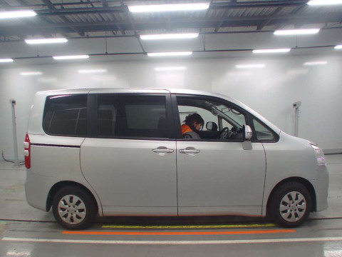 2012 Toyota Noah ZRR70G[2]