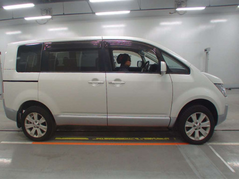 2011 Mitsubishi Delica D5 CV5W[2]