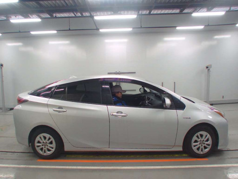 2016 Toyota Prius ZVW50[2]