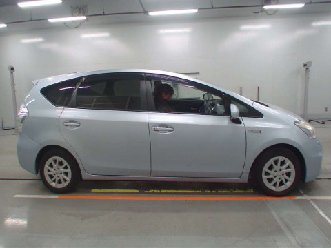 2011 Toyota Prius alpha ZVW41W[2]