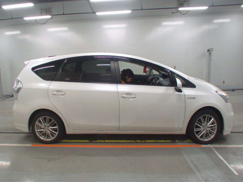 2013 Toyota Prius alpha ZVW41W[2]