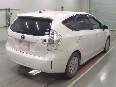 2013 Toyota Prius alpha ZVW41W[1]