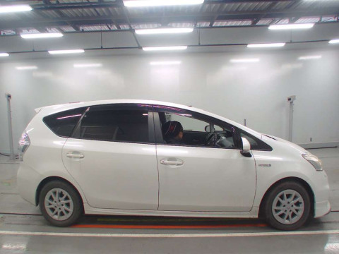 2013 Toyota Prius alpha ZVW41W[2]