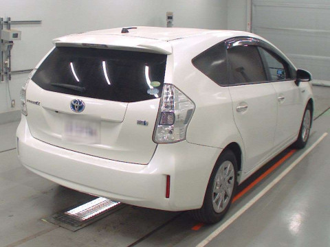 2014 Toyota Prius alpha ZVW41W[1]