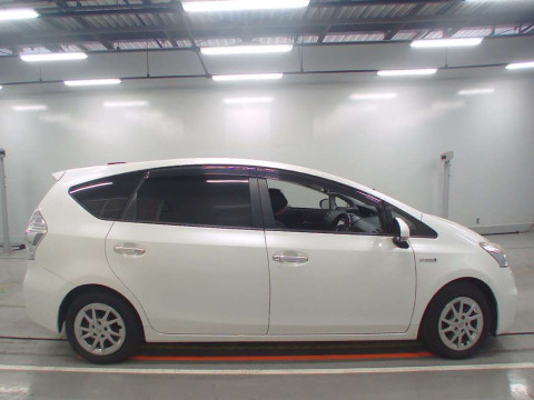 2014 Toyota Prius alpha ZVW41W[2]