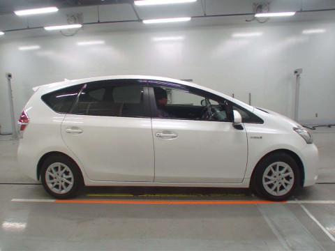 2014 Toyota Prius alpha ZVW40W[2]