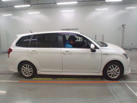 2014 Toyota Corolla Fielder NKE165G[2]