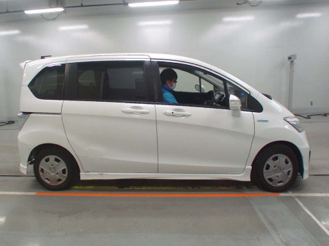 2014 Honda Freed hybrid GP3[2]