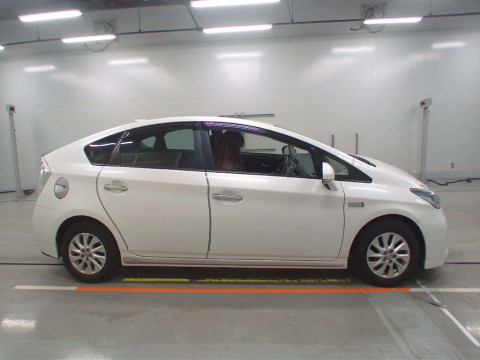 2015 Toyota Prius PHV ZVW35[2]