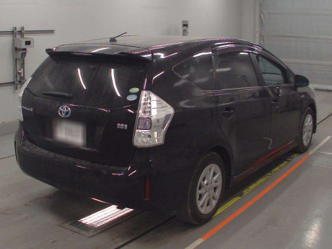 2012 Toyota Prius alpha ZVW40W[1]