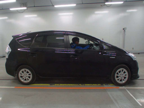 2012 Toyota Prius alpha ZVW40W[2]