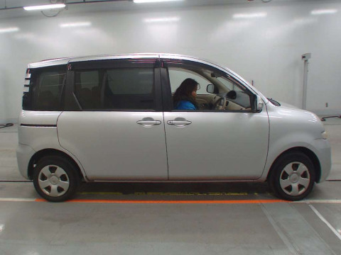 2010 Toyota Sienta NCP81G[2]