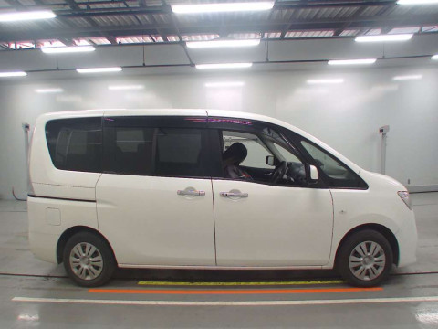 2012 Nissan Serena C26[2]